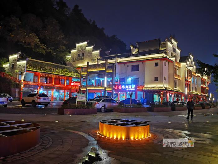 自贡旧城里,夜幕下的釜溪步行街!