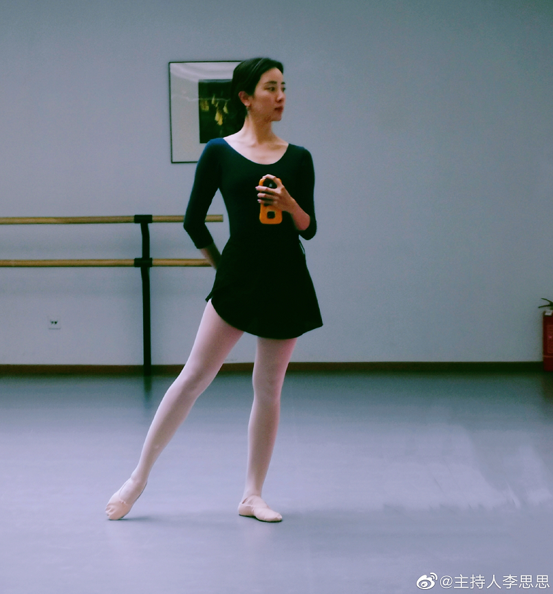 33岁李思思晒穿芭蕾舞服近照天鹅颈尽显气质不愧为春晚顶梁柱