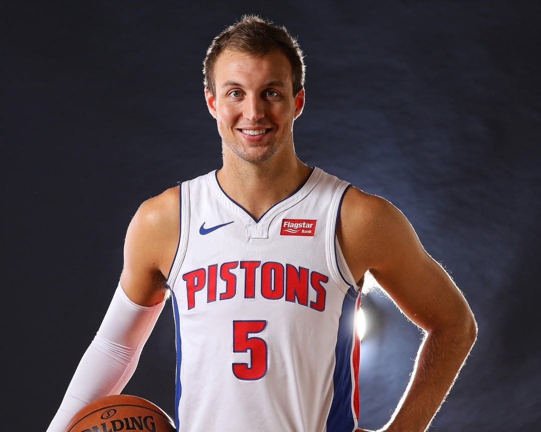 得分机器!肯纳德全场命中6记三分轰下30 3 2