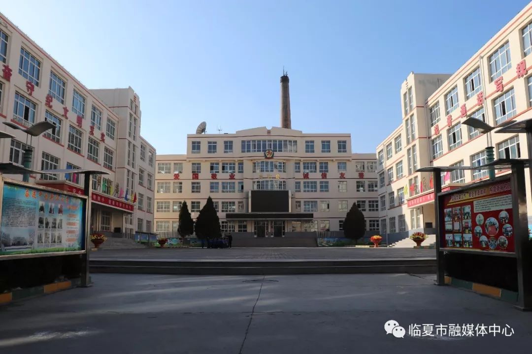 以岗位第一名的优异成绩进入临夏市新华小学成为一名人民教师,九月份