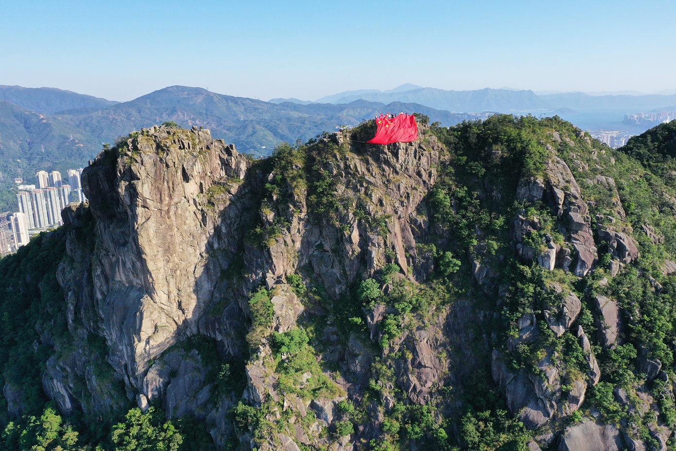 燃香港青年登狮子山挂15米宽超大国旗