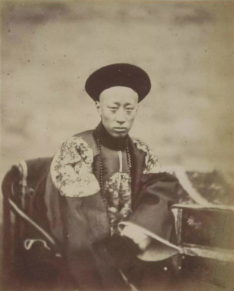 这还得从道光立储说起,道光年间的皇位之争就发生在奕詝,奕訢两兄弟