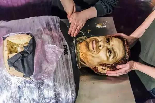 来一盘体验一下吧,暗黑系蛋糕,"鬼节"整蛊和万圣派对专用哦~人头蛋糕