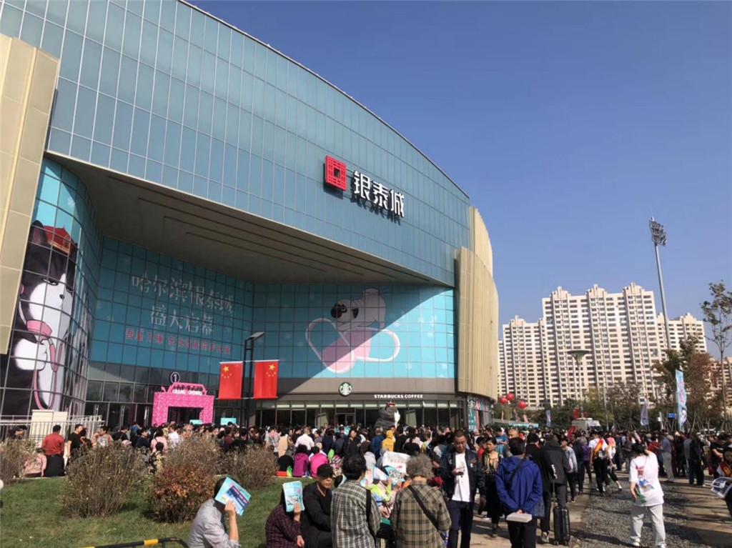 门店位于银泰城一楼1017-1号店面,开业当天,全场100 奢侈服饰潮品1~3