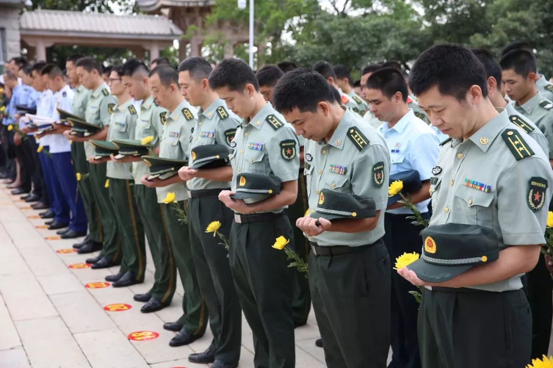 国庆节前夕,漳州军分区在漳州美术馆举办"红色漳州 清新水仙"庆祝中华