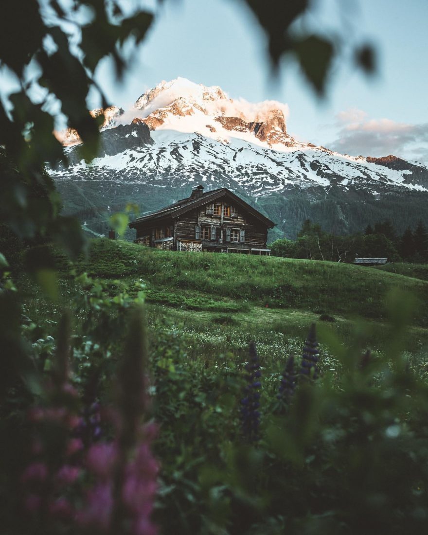 冰雪覆盖的阿尔卑斯山探索气候多变的唯美巅峰