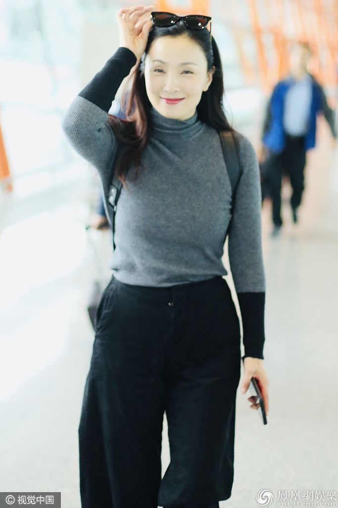 47岁陶虹手扶墨镜红唇露笑身材曼妙美回小龙女