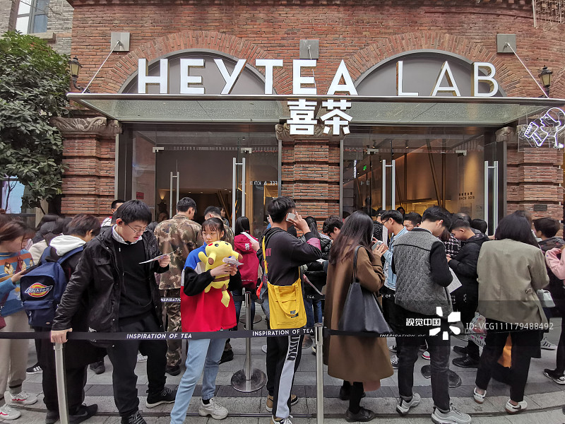 茶颜悦色排队难?看看别人奶茶店排队盛况