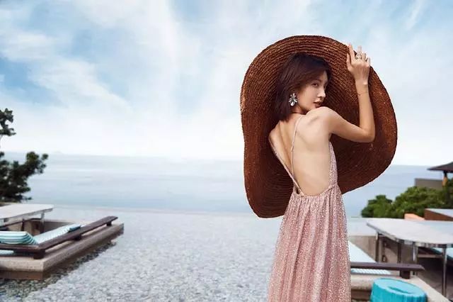 她曾是邓伦女朋友今穿粉色吊带裙戴大檐草帽后背线条美呆了