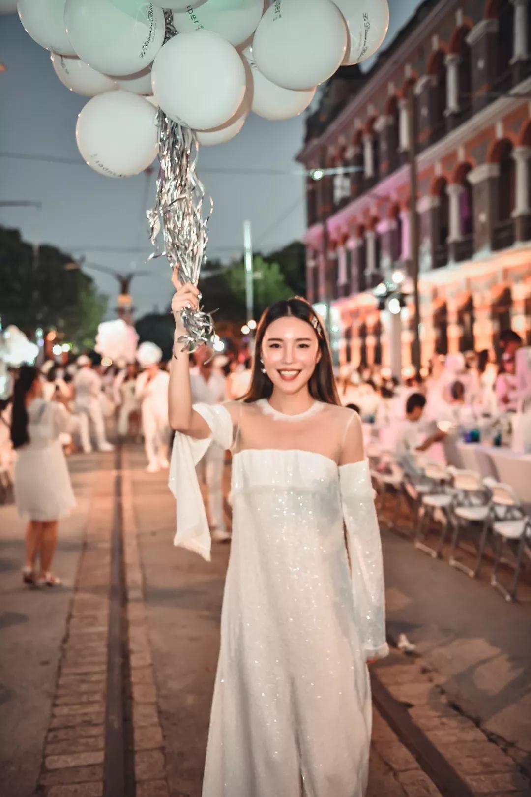 白色的气球是人气超高的摆拍道具,pose要drama一点,出片的效果不是