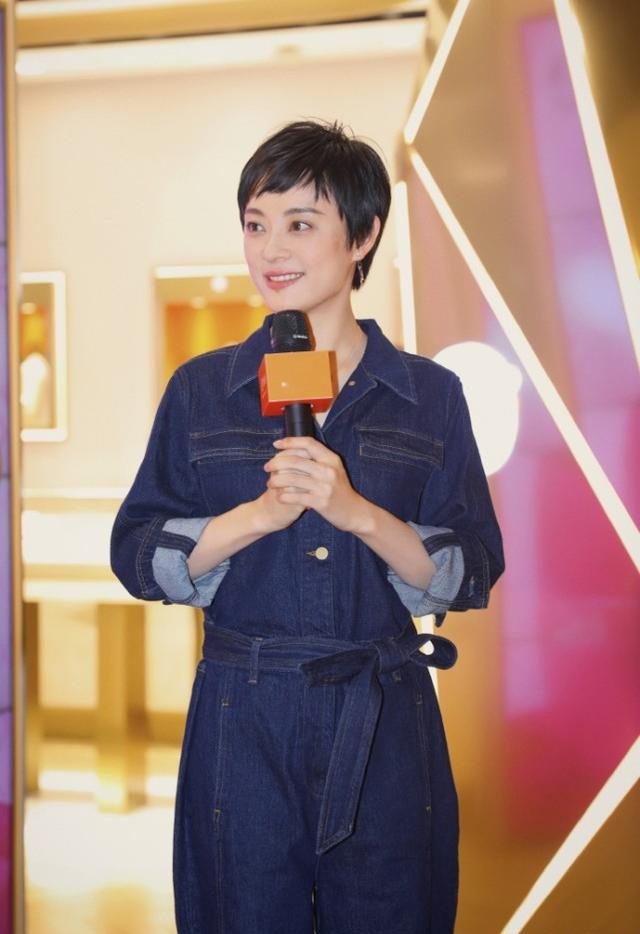 孙俪连体牛仔装现身活动短发干练利落细腰超吸睛
