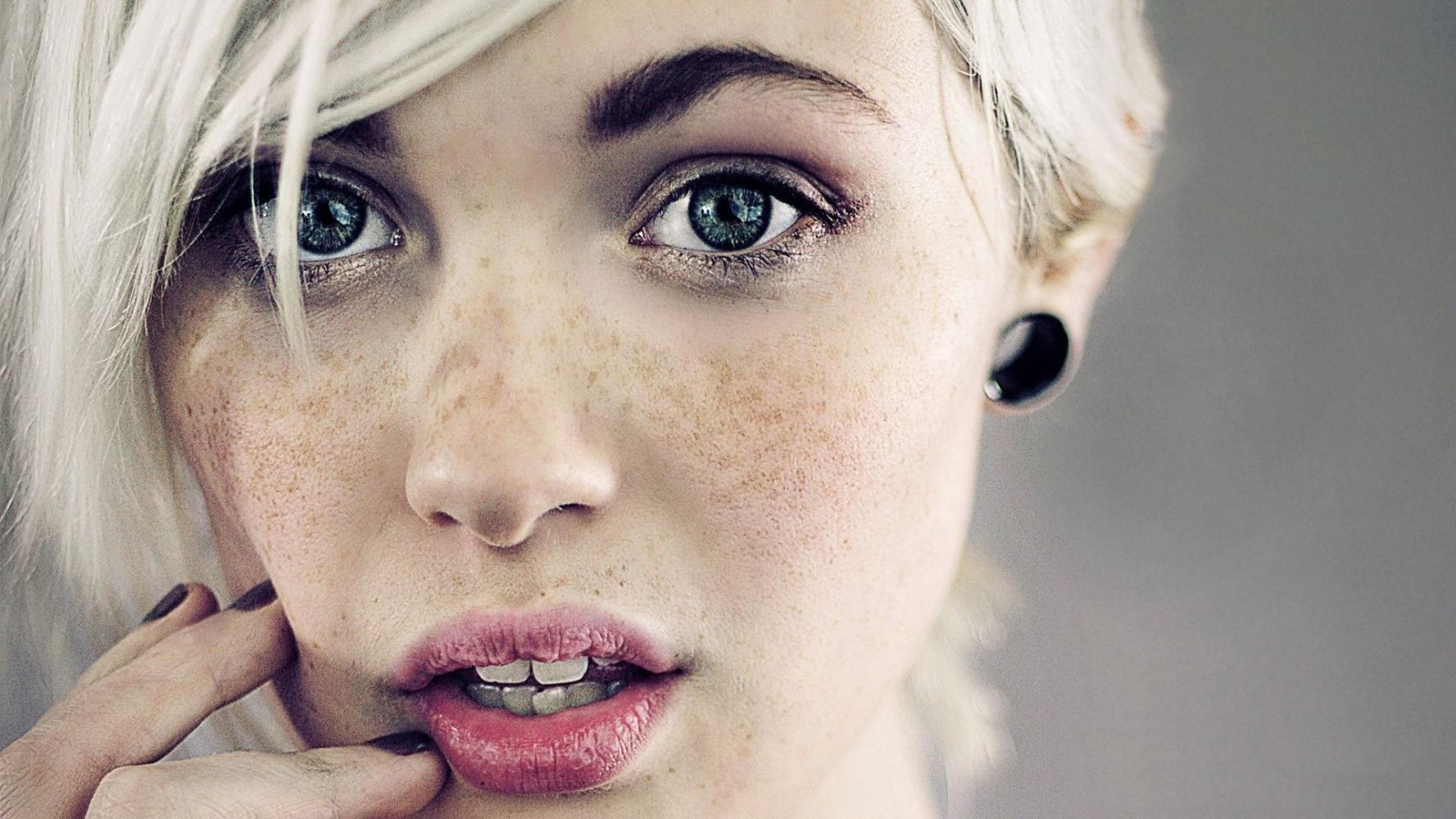 5分钟走出护肤误区:不要用粉底遮盖雀斑或黑斑__凤凰网