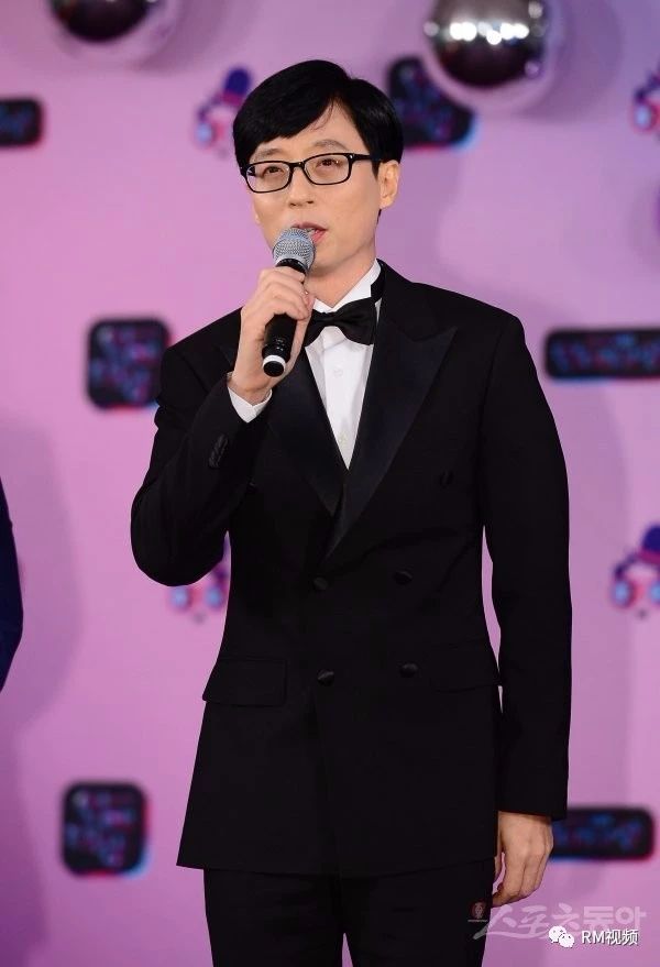 刘在石出席kbs演艺大赏红毯图