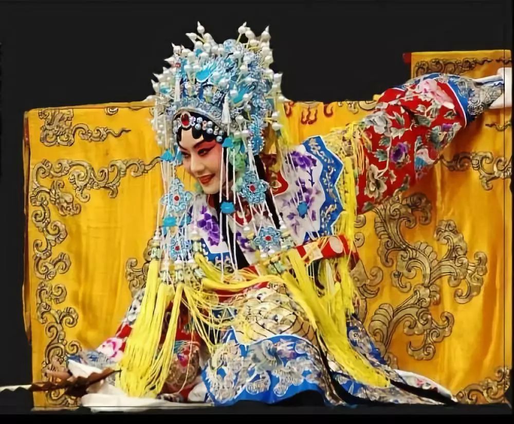 绝美娇媚的表演程式——卧鱼 讲讲卧鱼的动作要领与起源