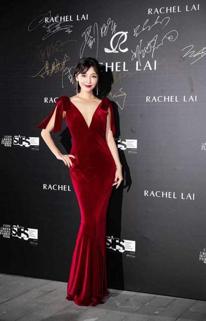 高晓菲受邀出席2020春夏上海时装周性感摇曳秋日浪漫