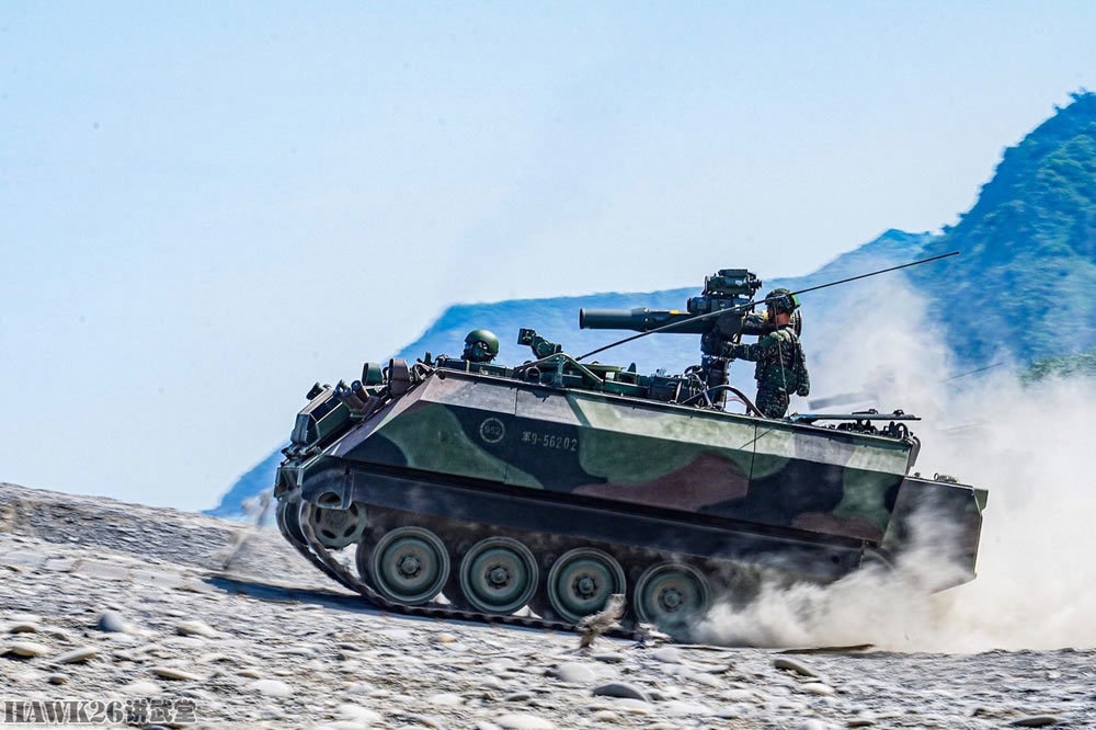 这组照片中的主角是cm-25"陶"式反坦克导弹发射车,这种发射车采用cm