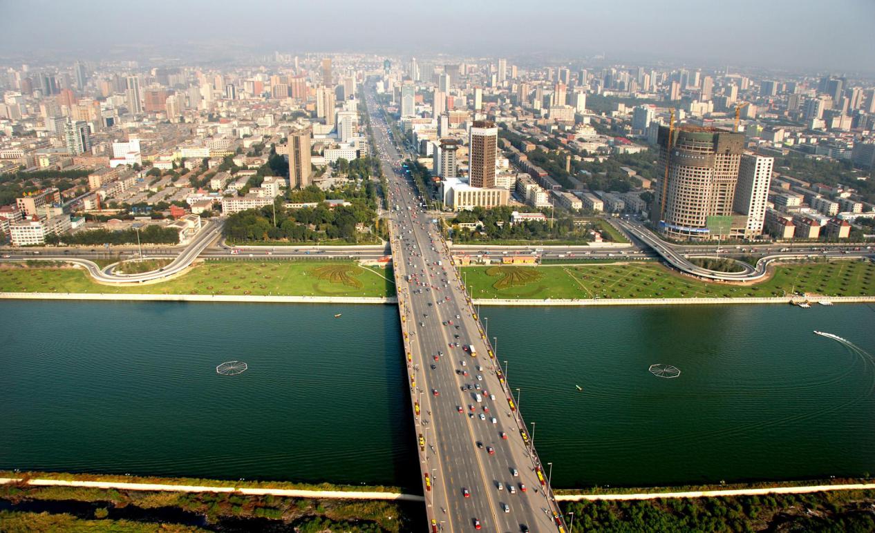 作为曾经的城市中轴,它是太原城市面貌的一面旗,建设当初秉持着"五十