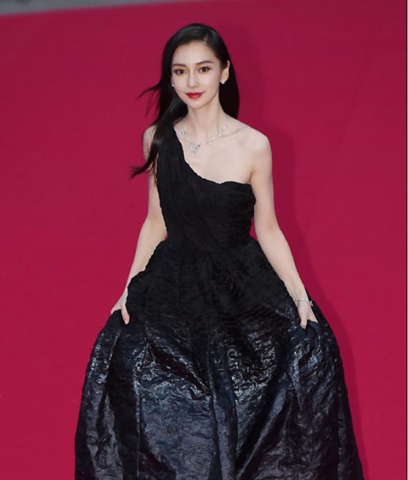 杨颖靠p图"云走红毯 " :请不要过度解读,我不过是想捞金又懒得动