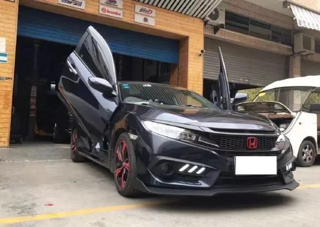 虽然够拉风,但是除了劳斯莱斯的"对开门"设计外,宝马的"蝴蝶门"