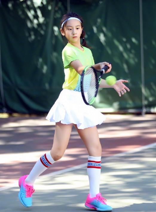 继承爸爸运动员基因森碟打网球秀长腿这才是初中生该有模样