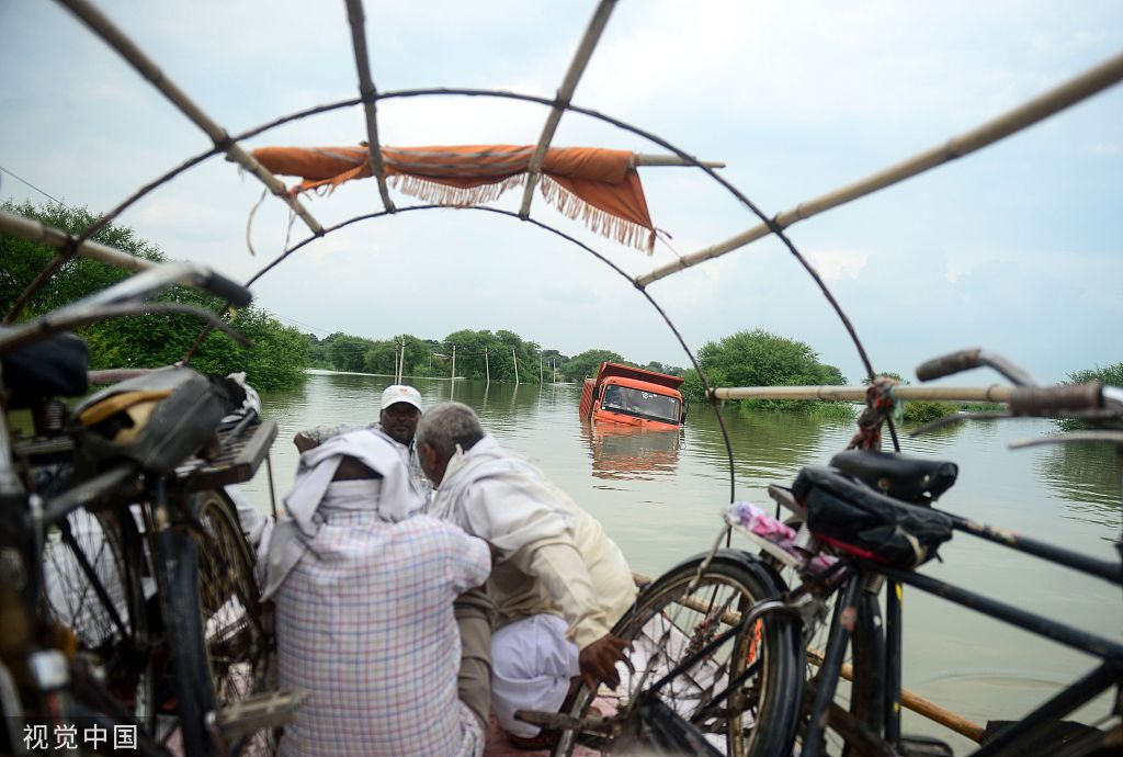 印度阿拉哈巴德遭遇洪水当地道路被淹居民划船出行