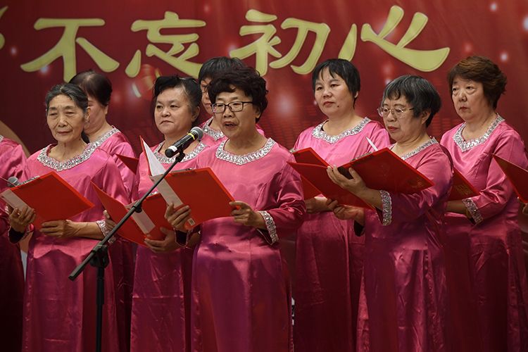 看表演,听朗诵,玩游戏 白纸坊街道举办文艺汇演