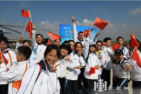 哈哈师大附中学生参加通航日活动.