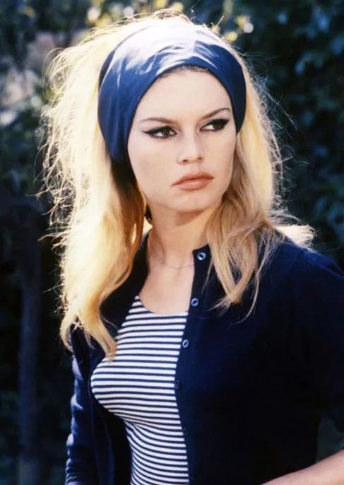 丝巾到底有多重要?奥黛丽赫本的优雅气场全靠它撑场呢