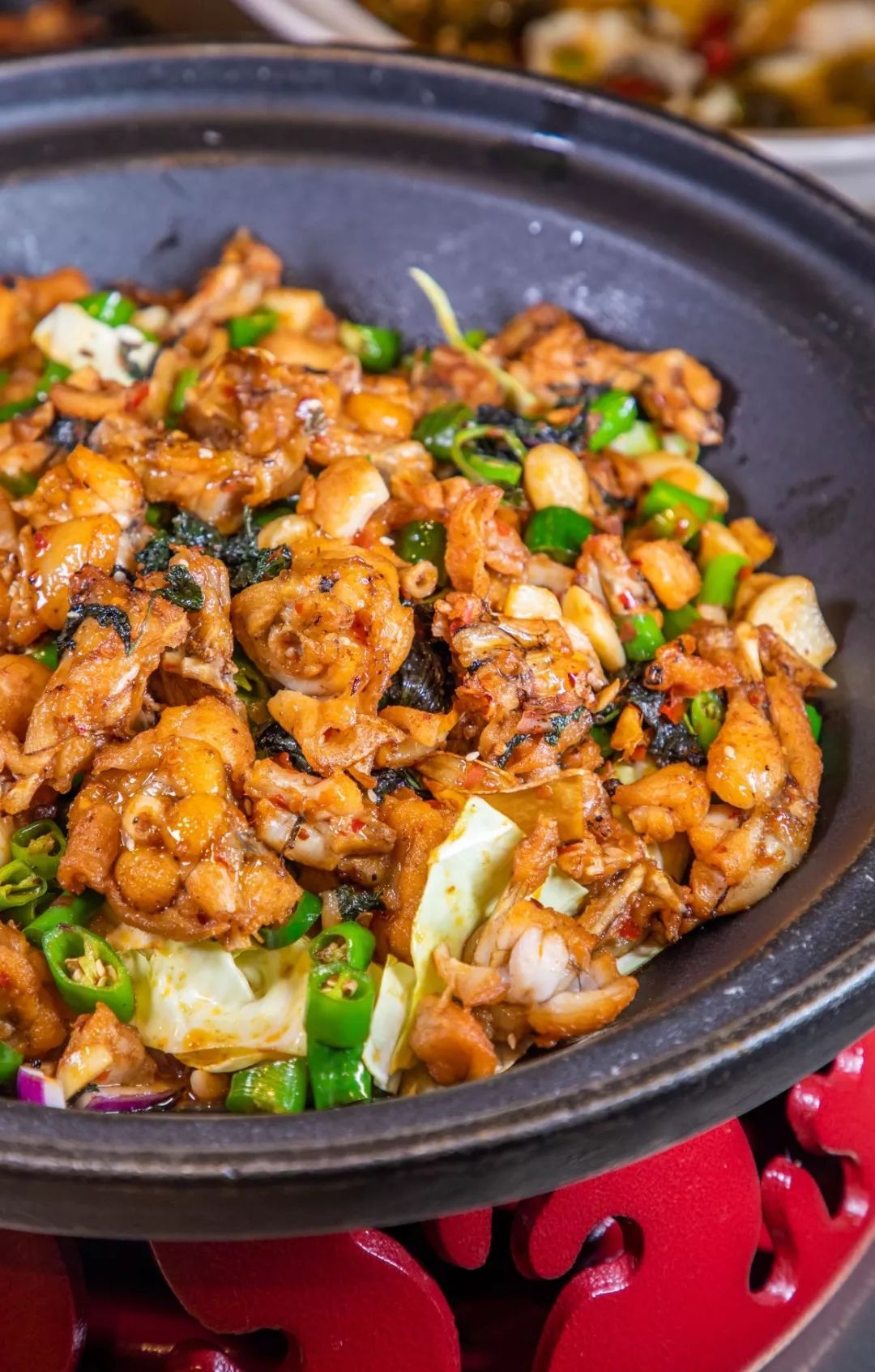 听说下个月就能吃到各种口味的干锅蛙 欢喜妹这就来尝尝新口味 紫苏