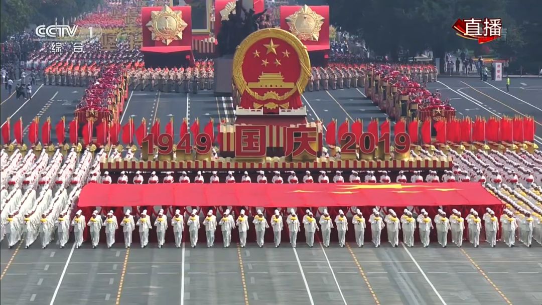 亮相天安门!国庆大典上,明和与湖南彩车同行