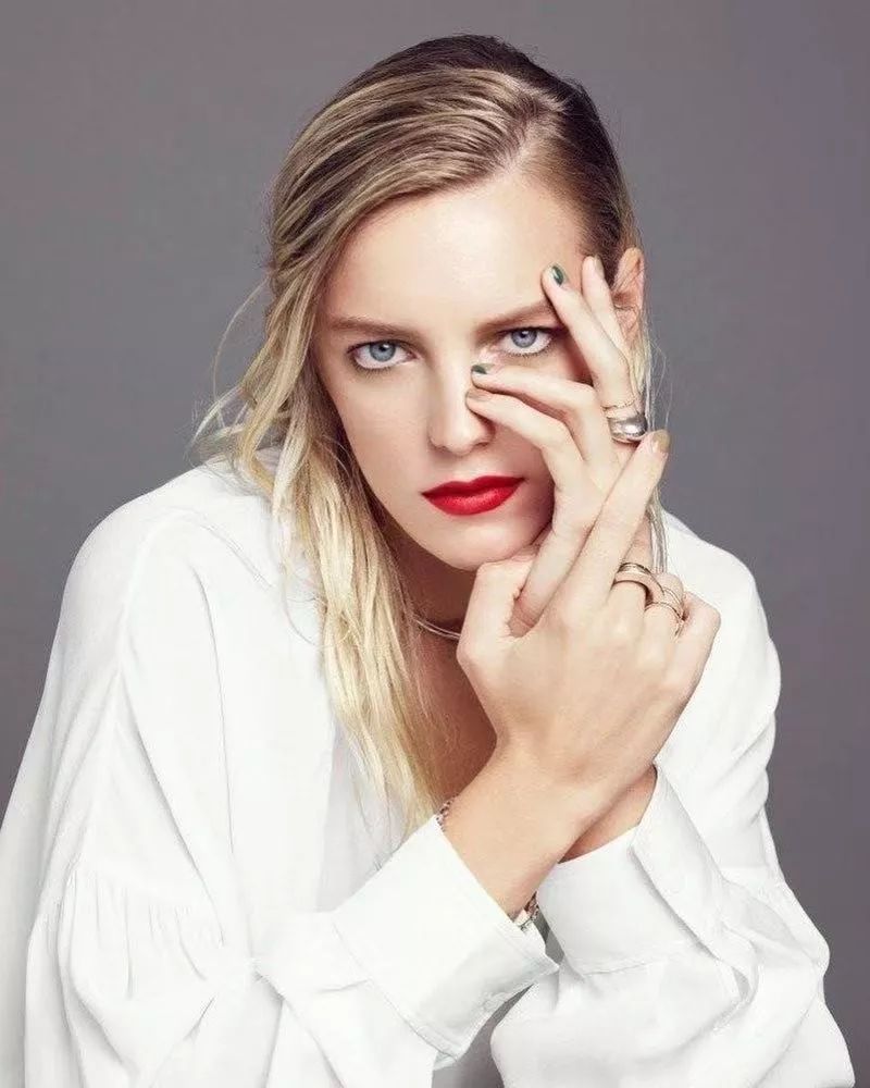 瑞典最帅女模特"撞脸"莱昂纳多,男装女装判若两人,一个眼神让影迷惊呆