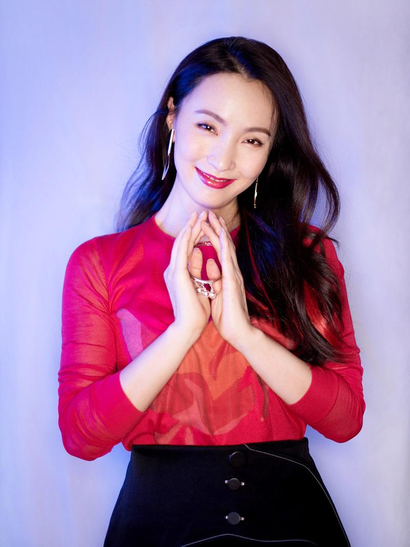 陶虹一些列红色系穿搭,展示出气质小女人风范,优雅又大方