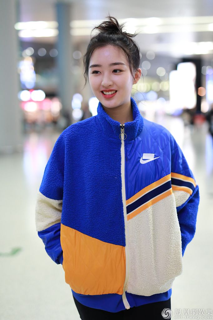 邓恩熙穿拼色外套似校服学生气足 扎丸子头歪头甜笑清纯可人