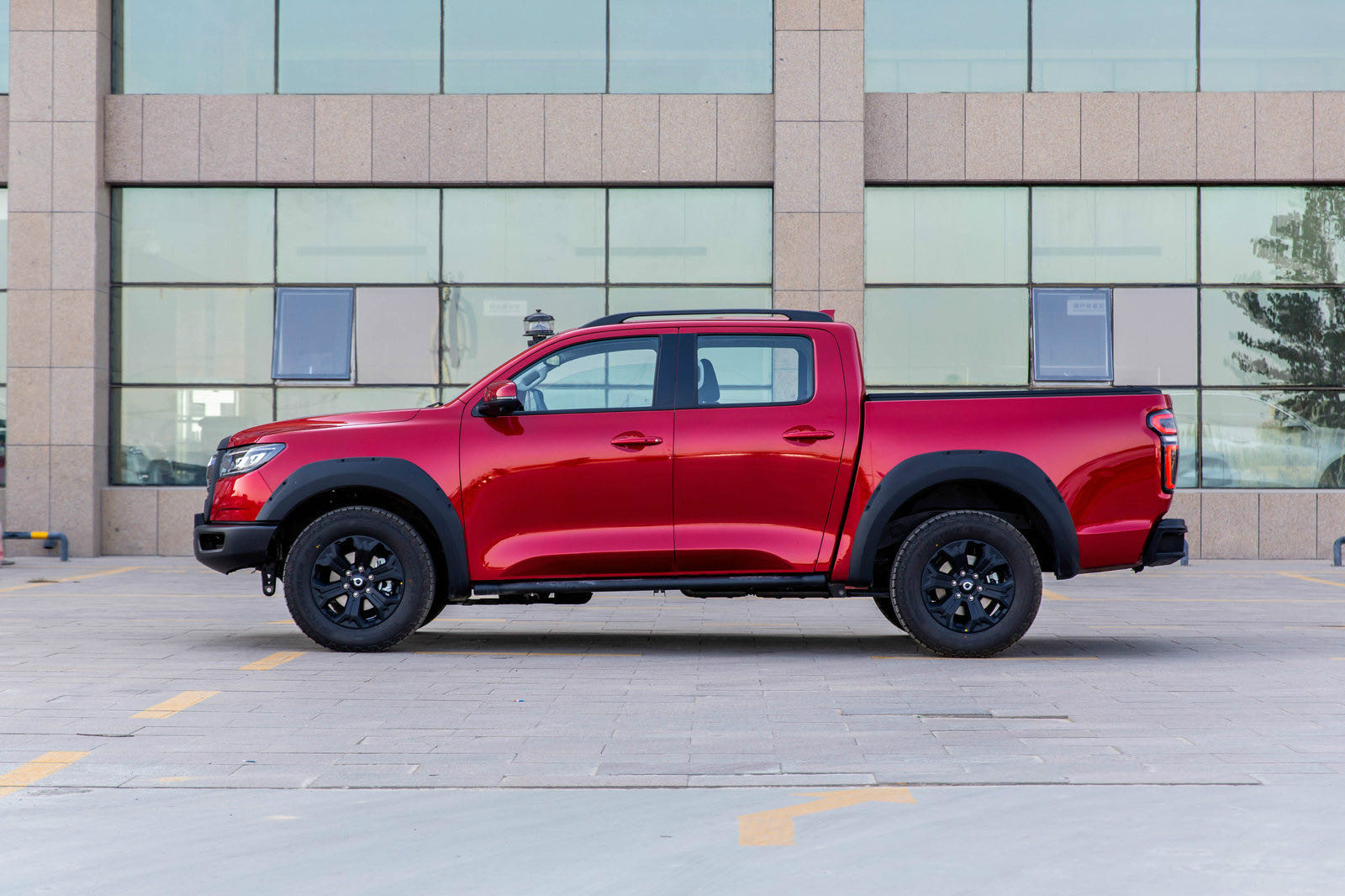 长城炮越野皮卡以"红色车身 黑色配饰"为主题,与此前在2019上海车展