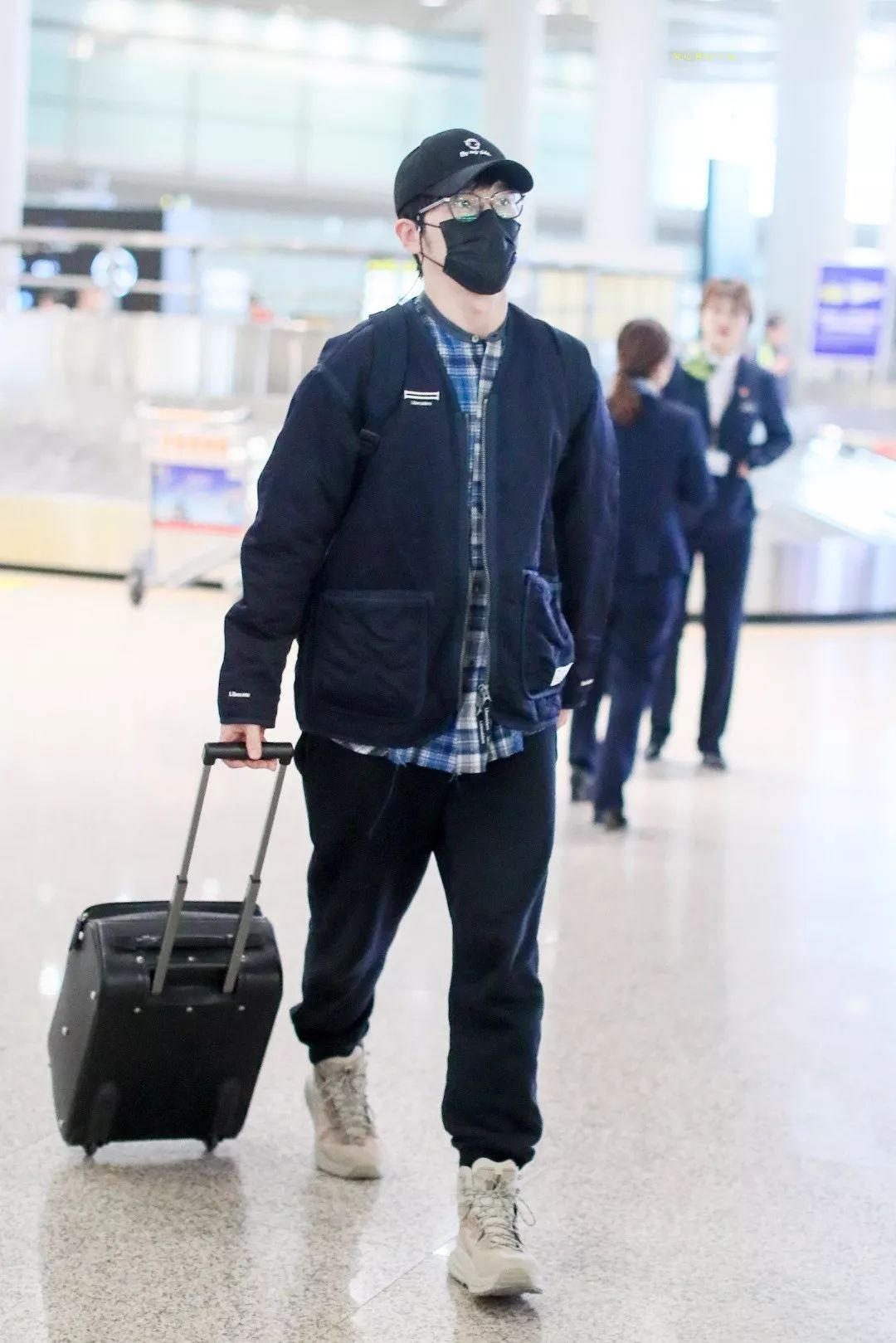 29岁白宇近照曝光穿棒球服搭格子衬衫线头外露不修边幅接地气