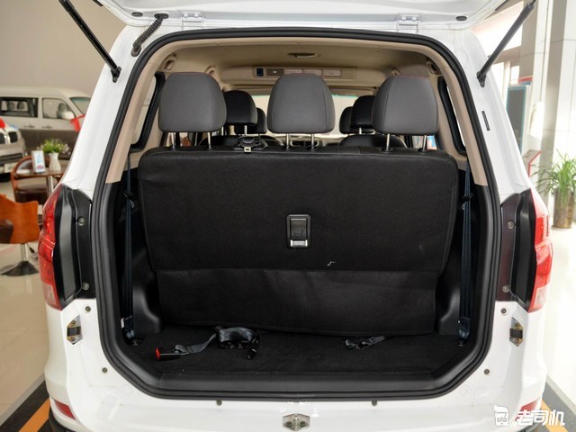 能拉货能载客以实用为主 小哥带你看华晨金杯750