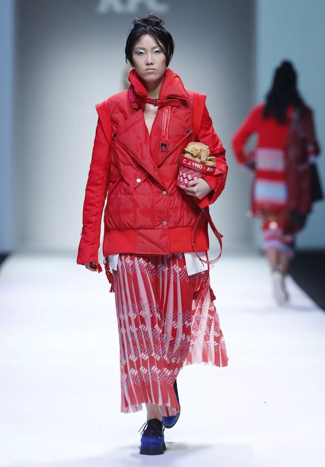 肯德基美妆荷包蛋胸衣帽子包时尚界已被肥宅最爱攻陷