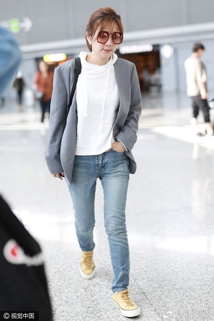 陈嘉桦穿卫衣牛仔裤休闲范儿. 图片来源:无敌ccccc/视觉中国