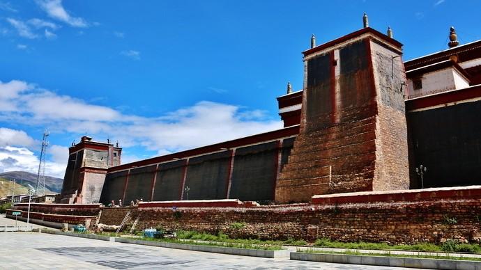 日喀则地区的萨迦古城. 雅鲁藏布大峡谷旅游区 南伊沟景区