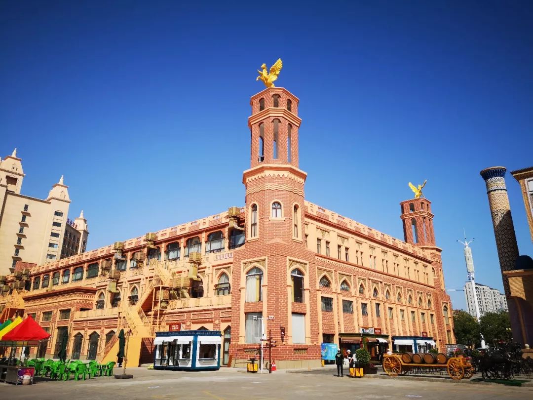 新疆伊宁市丝路之光旅游小镇夜市于8月9日正式营业