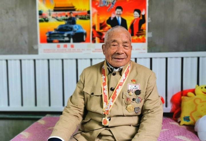 费县92岁老兵张景元坐礼车参加70周年阅兵激动地直掉眼泪