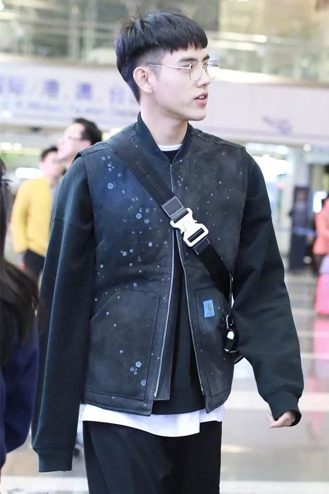 陈飞宇剪西瓜头显呆萌,私服简单帅气逼人,清秀五官遗传妈妈陈红