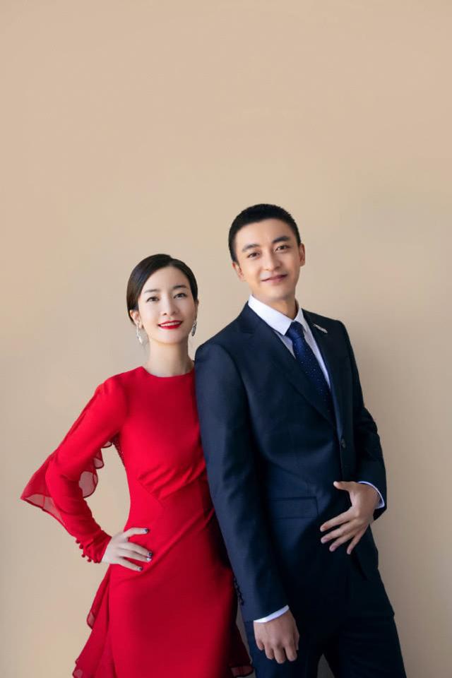 11月2日晚,李晟工作室分享了一组李晟和老公李佳航合体出席活动的照片