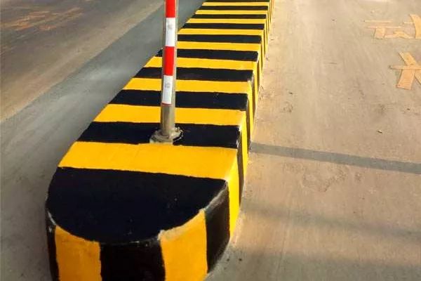 奔驰suv直冲安全岛致2死1伤,网友:安全岛还安全吗?