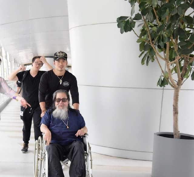 如今的樊梅生已经76岁了,早已开始安享晚年了,但是因为身体原因,行动