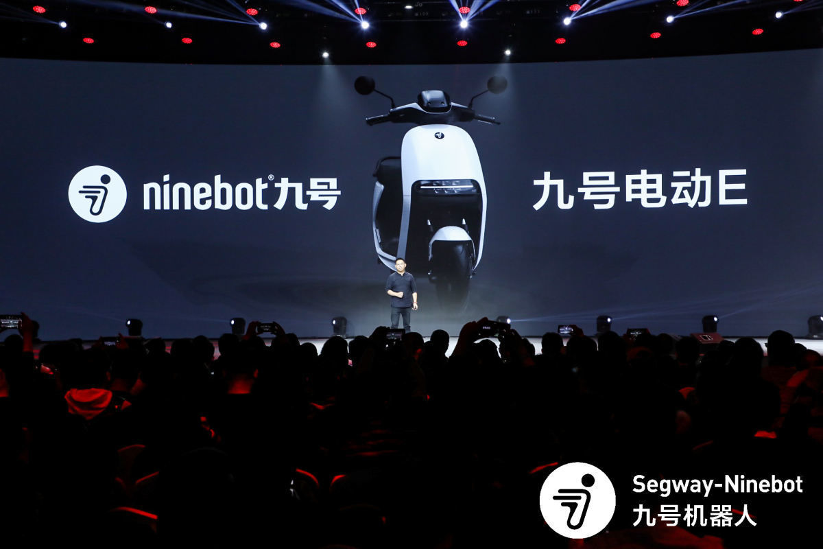 首先登场的是九号电动 e,这款电动车线条简洁且充满速度感,绷紧的流线