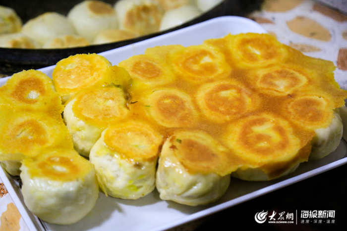 这就是山东咬一口黄澄澄的利津水煎包品味冬日里的黄河口风情