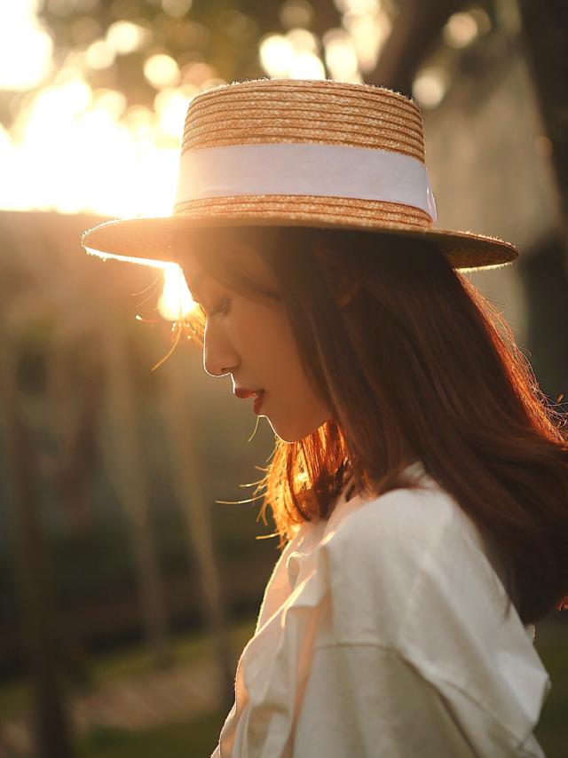 时间的掌握逆光人像照,时间一般都是傍晚的5点到6点30分之间,太阳即将