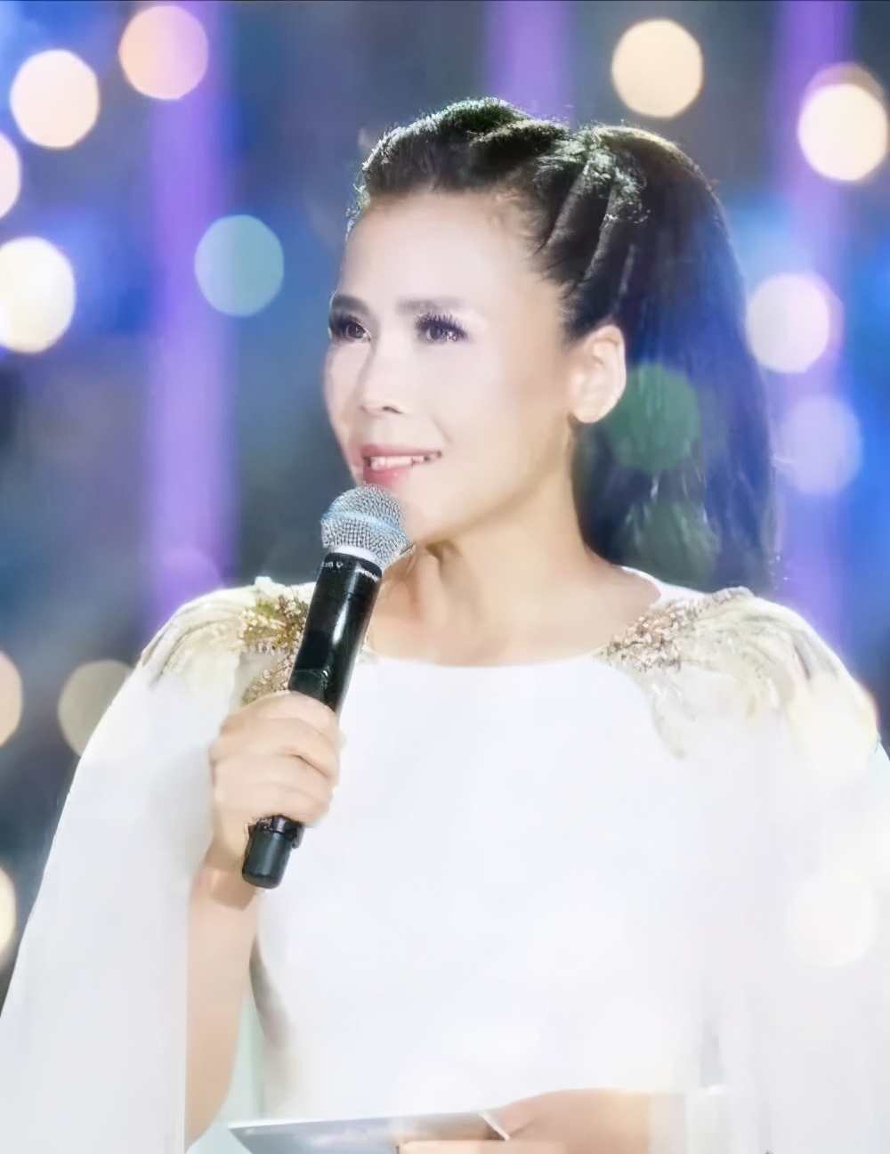 54岁膝下无子的田震,生活给她再多打击,她都是那朵铿锵玫瑰