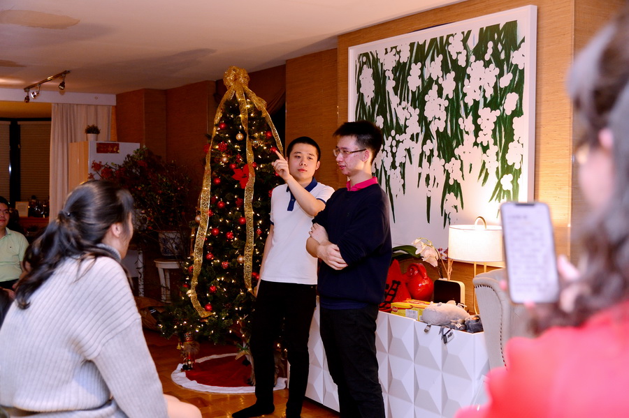 高中生王丰源和同学eugene hu表演的美国经典相声:「who is on first